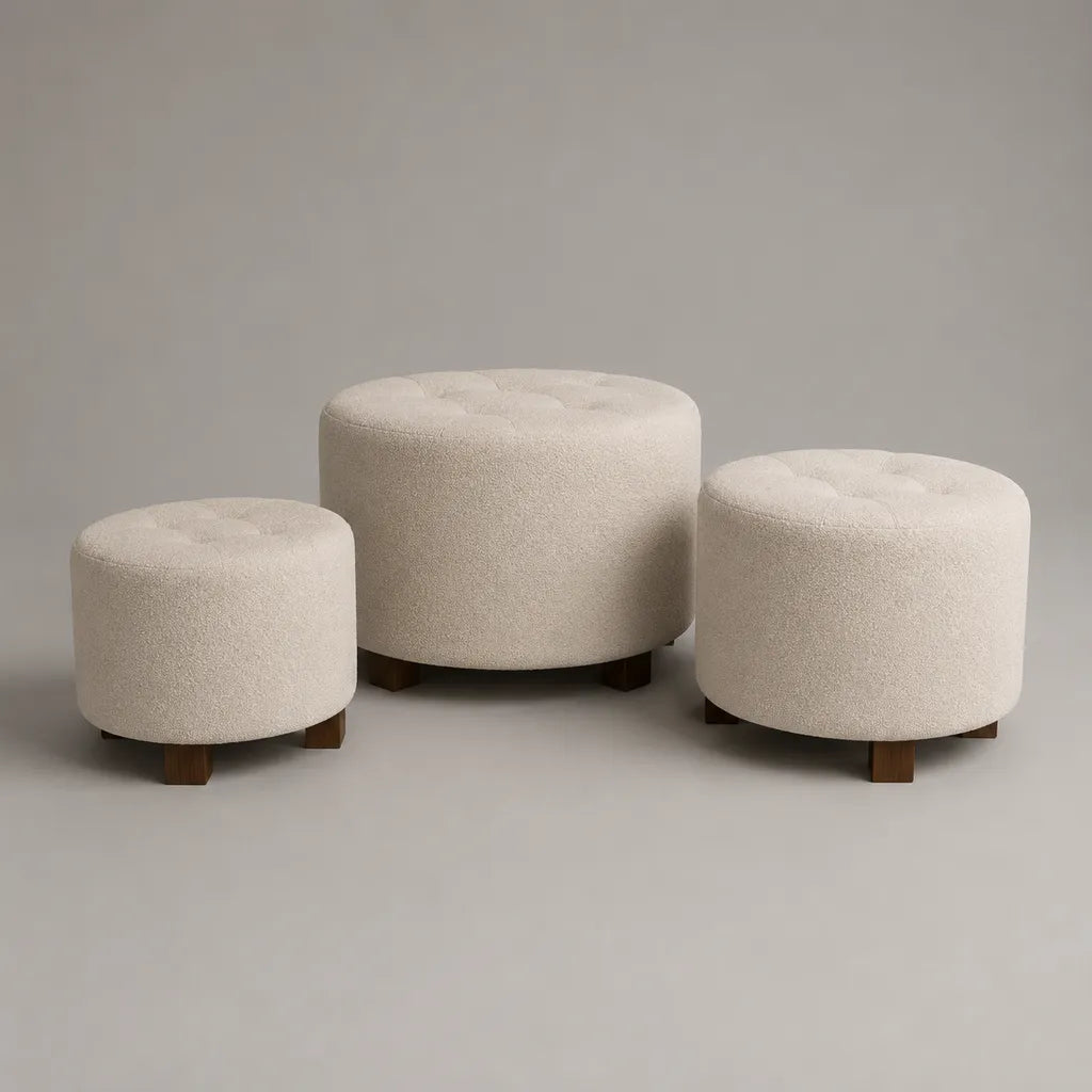Lot de 3 repose-pieds ronds capitonnés en tissu bouclette crème avec pieds en bois – Ø 40 × H 42 cm, Ø 50 × H 47 cm et Ø 60 × H 55 cm